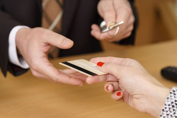 Chồng nói đi công tác xa nhưng lại dùng thẻ tín dụng thanh toán cho phòng khách sạn ở ngay dưới phố-1