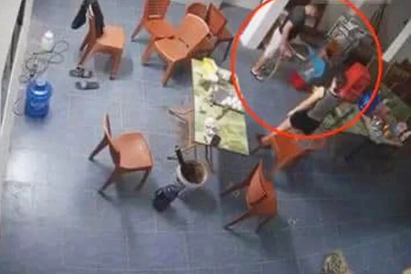 Khẩn trương điều tra, xử lý vụ bé 11 tuổi nghi bị mẹ và người tình bạo hành-1