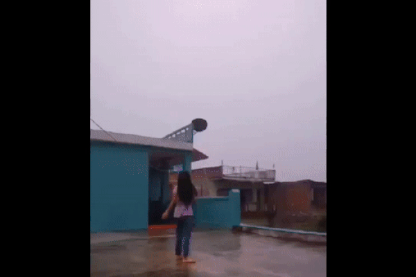 Đứng giữa trời mưa quay clip, cô gái suýt bị sét đánh trúng