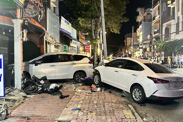 Ông bố Hà Nội kéo 2 con chạy khi trần nhà đổ sập, phía sau là chuyện xót xa-4