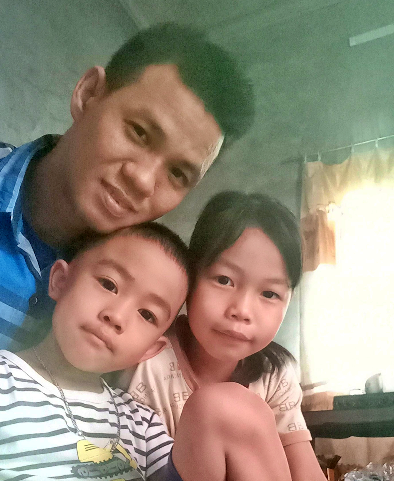 Ông bố Hà Nội kéo 2 con chạy khi trần nhà đổ sập, phía sau là chuyện xót xa-2