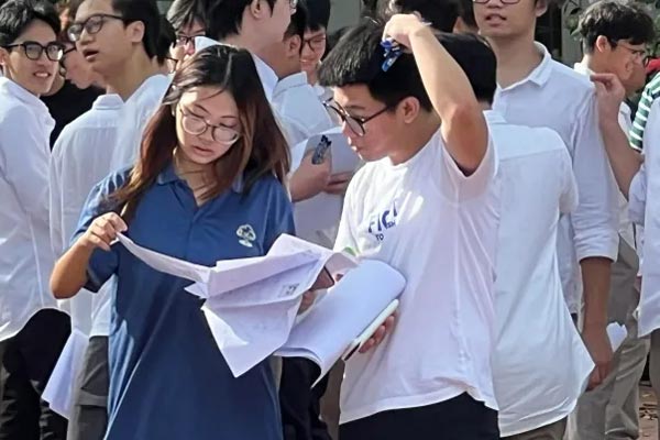 Hình ảnh phụ huynh chờ con vượt vũ môn đã trở nên kinh điển-1