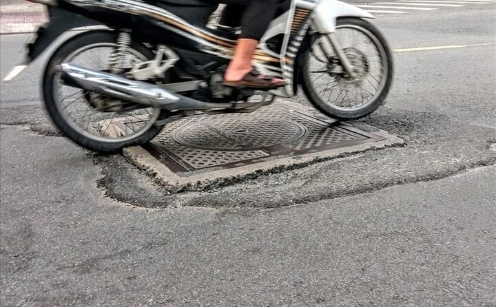 Lý do không nên lái xe máy qua nắp cống khi trời mưa-1