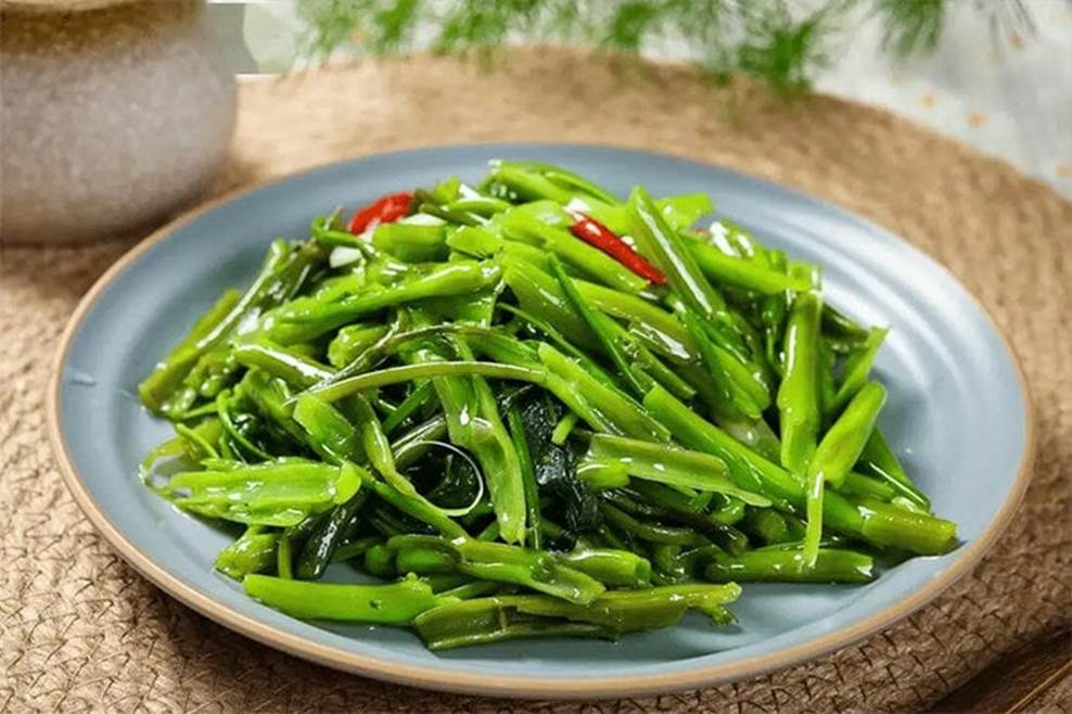 Xào rau muống theo cách này không lo rau bị thâm đen, dai hay chảy nước-1