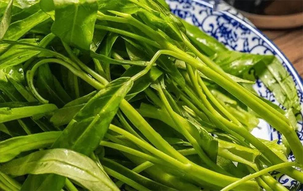 Xào rau muống theo cách này không lo rau bị thâm đen, dai hay chảy nước-3