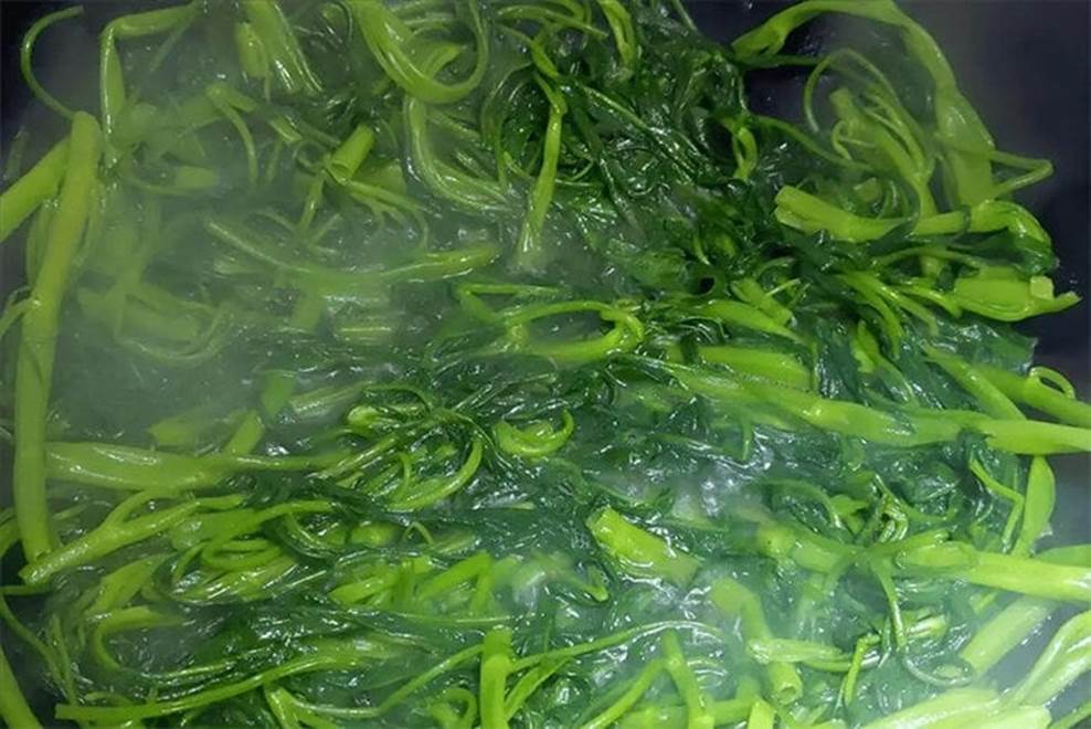 Xào rau muống theo cách này không lo rau bị thâm đen, dai hay chảy nước-4