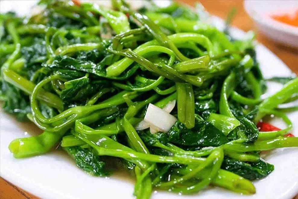 Xào rau muống theo cách này không lo rau bị thâm đen, dai hay chảy nước-5