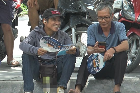 Hình ảnh phụ huynh chờ con 'vượt vũ môn' đã trở nên 'kinh điển'