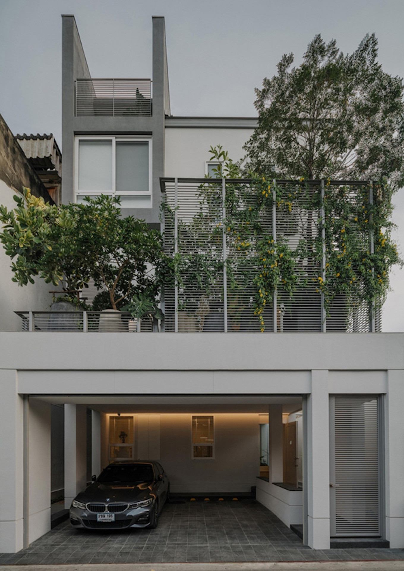 Bất ngờ trong ngôi nhà 3 tầng giữa phố vừa có vườn vừa có nơi đỗ ô tô-1