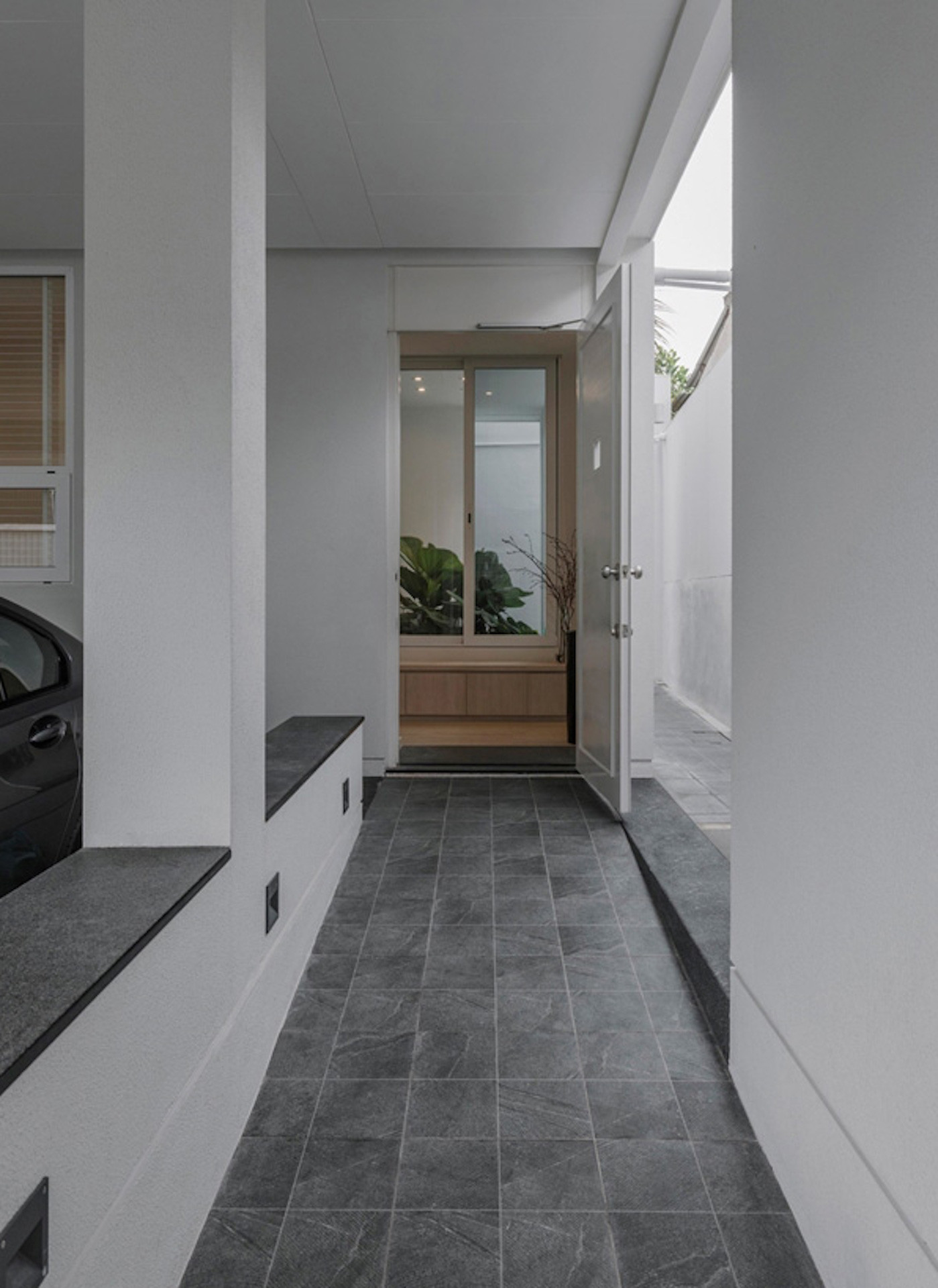 Bất ngờ trong ngôi nhà 3 tầng giữa phố vừa có vườn vừa có nơi đỗ ô tô-2