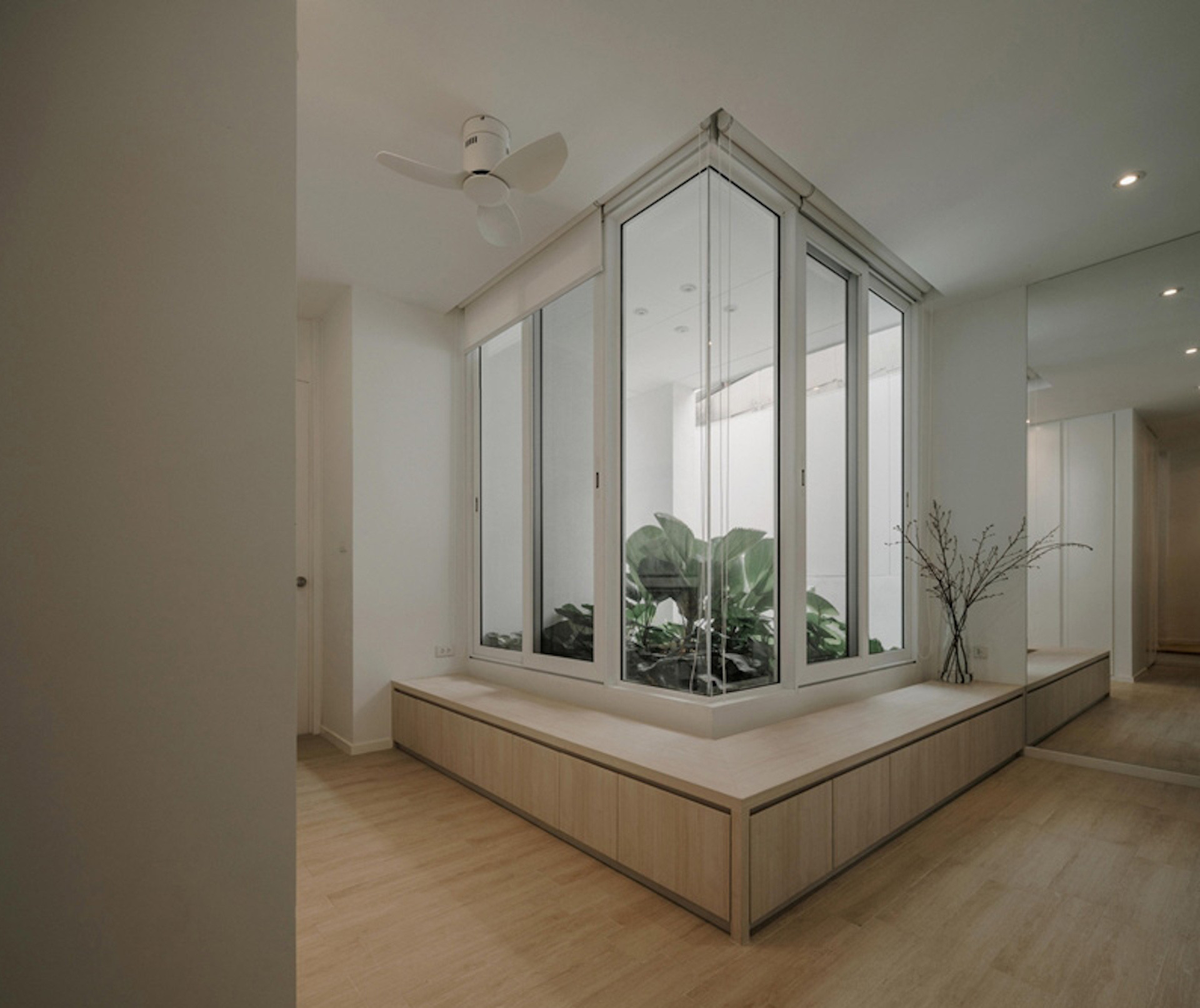 Bất ngờ trong ngôi nhà 3 tầng giữa phố vừa có vườn vừa có nơi đỗ ô tô-6