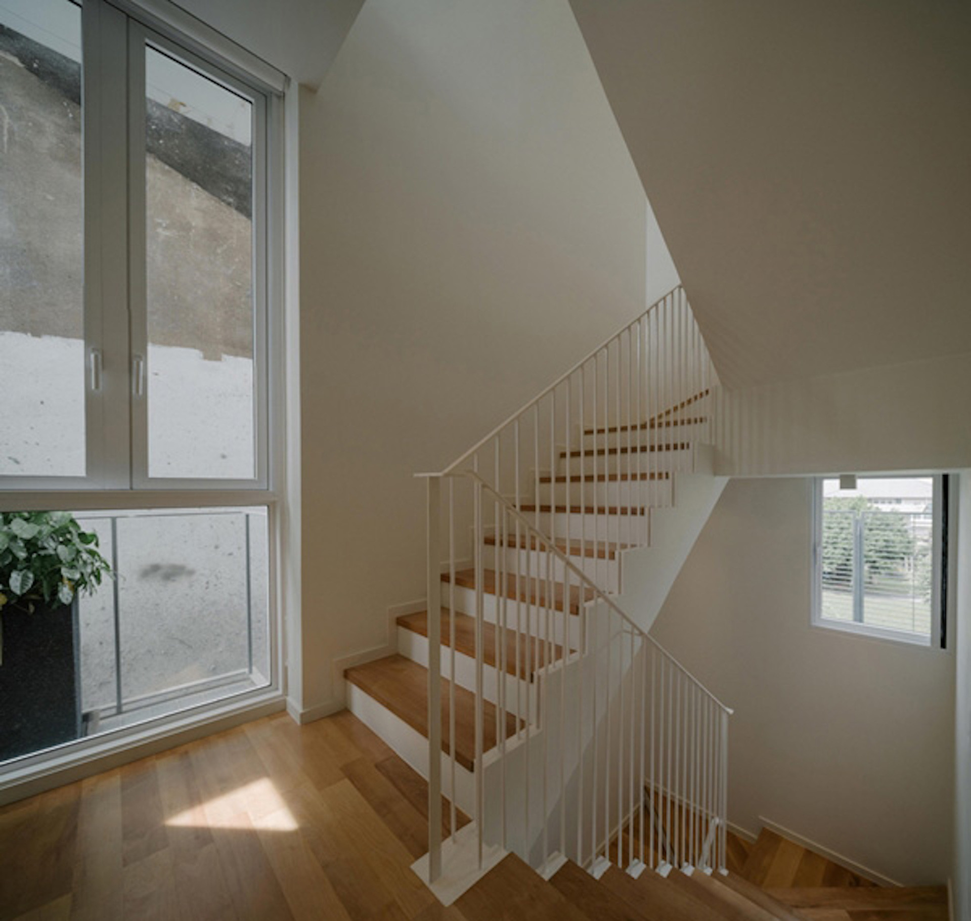 Bất ngờ trong ngôi nhà 3 tầng giữa phố vừa có vườn vừa có nơi đỗ ô tô-7