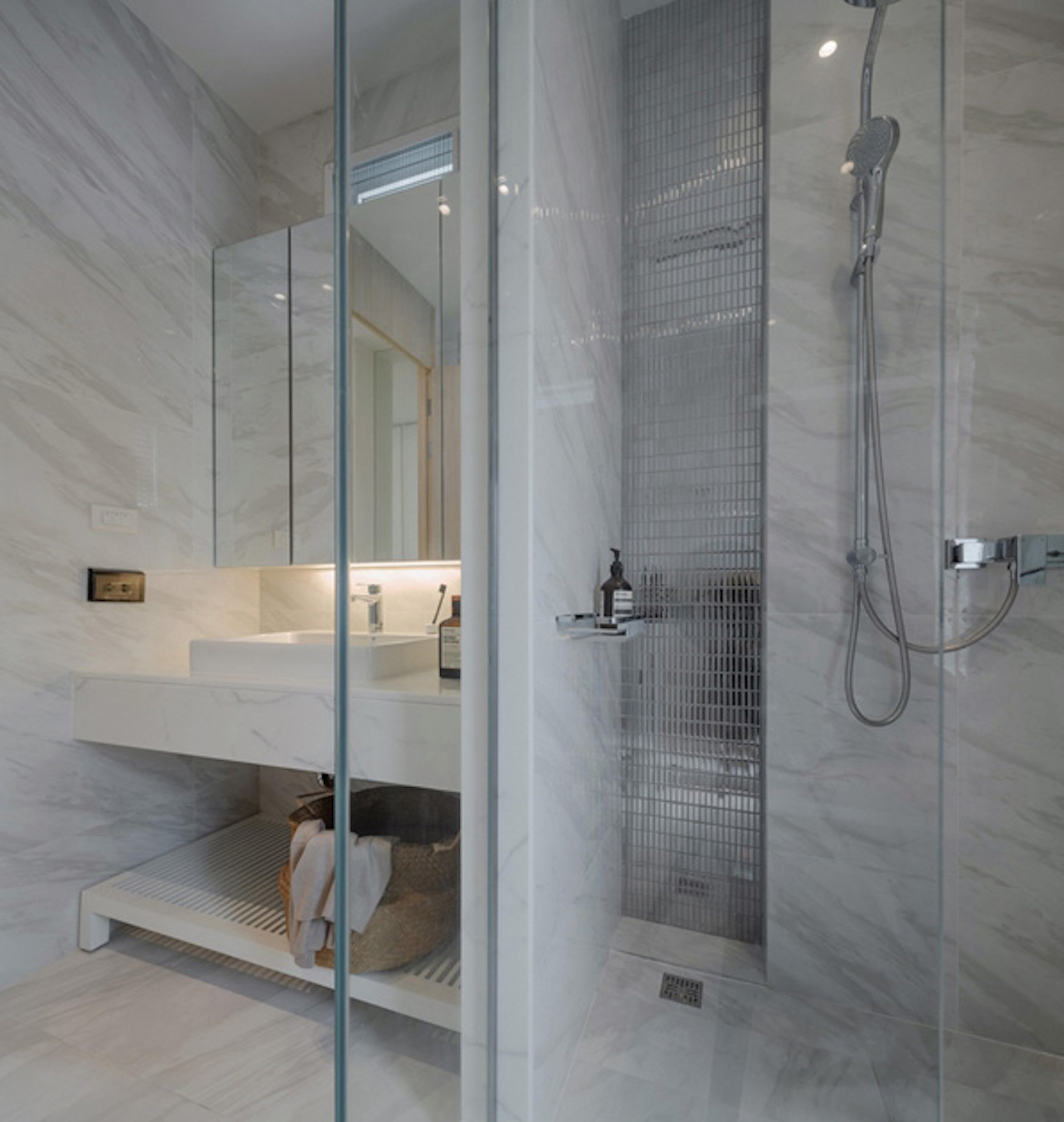 Bất ngờ trong ngôi nhà 3 tầng giữa phố vừa có vườn vừa có nơi đỗ ô tô-9