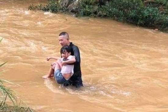Thanh niên dũng cảm lao xuống dòng nước chảy xiết cứu bé gái