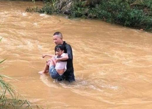 Thanh niên dũng cảm lao xuống dòng nước chảy xiết cứu bé gái-1