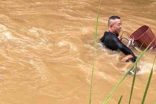 Thanh niên dũng cảm lao xuống dòng nước chảy xiết cứu bé gái-2