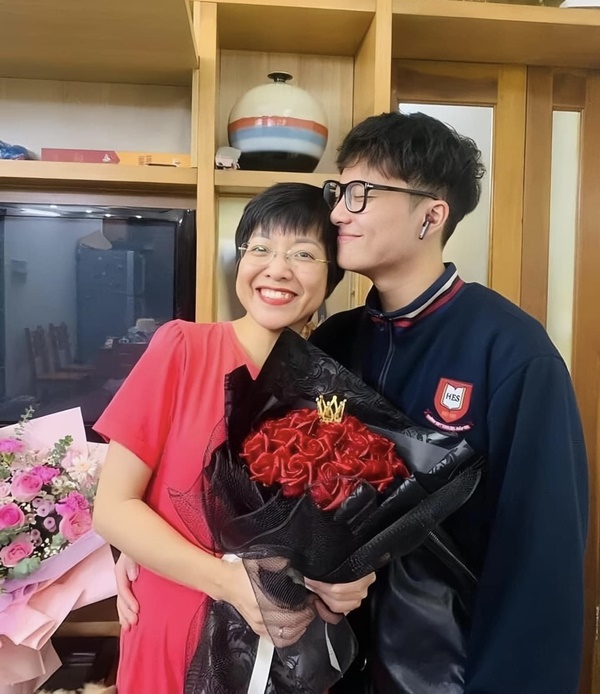 MC Thảo Vân rơm rớm nước mắt khi được con trai tặng quà-3