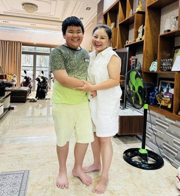 Lê Giang ra nước ngoài thăm con trai, quý tử quốc tịch Úc 11 tuổi ngoại hình thay đổi bất ngờ-4