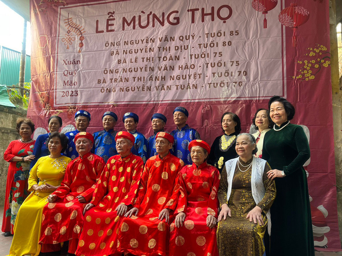 Đại gia đình ở Hà Nội có hơn 300 người, mỗi lần đi chơi tưởng cả công ty-6