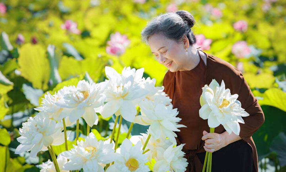 Cụ bà U80 ở Hải Dương chụp ảnh cùng sen khiến dân mạng khen nức nở-3