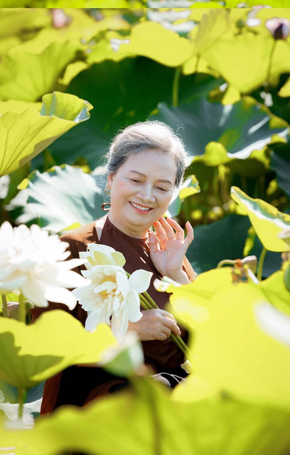 Cụ bà U80 ở Hải Dương chụp ảnh cùng sen khiến dân mạng khen nức nở-4