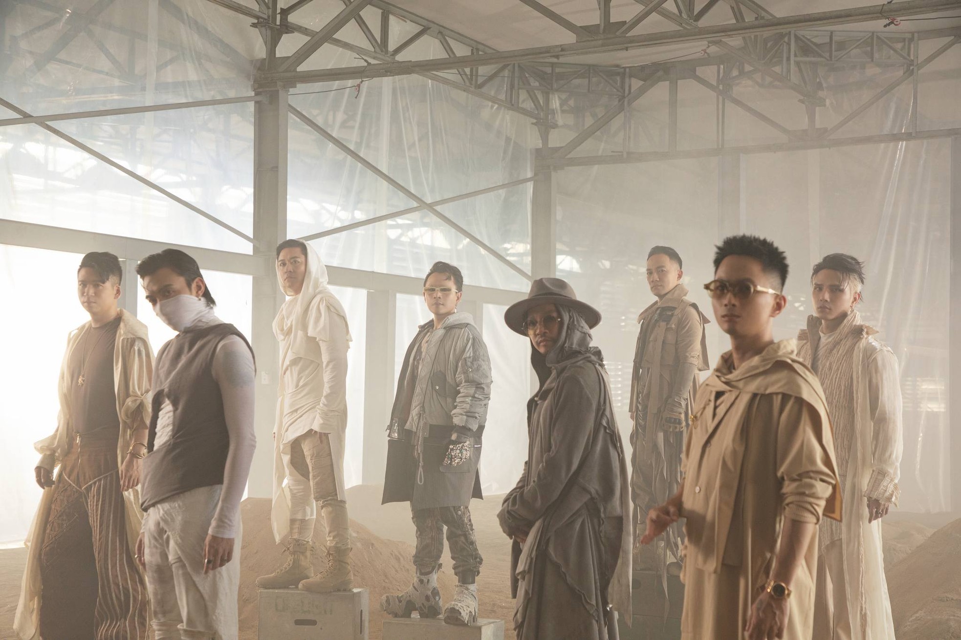 NSND Tự Long cùng 32 anh trai tạo cơn sốt-2