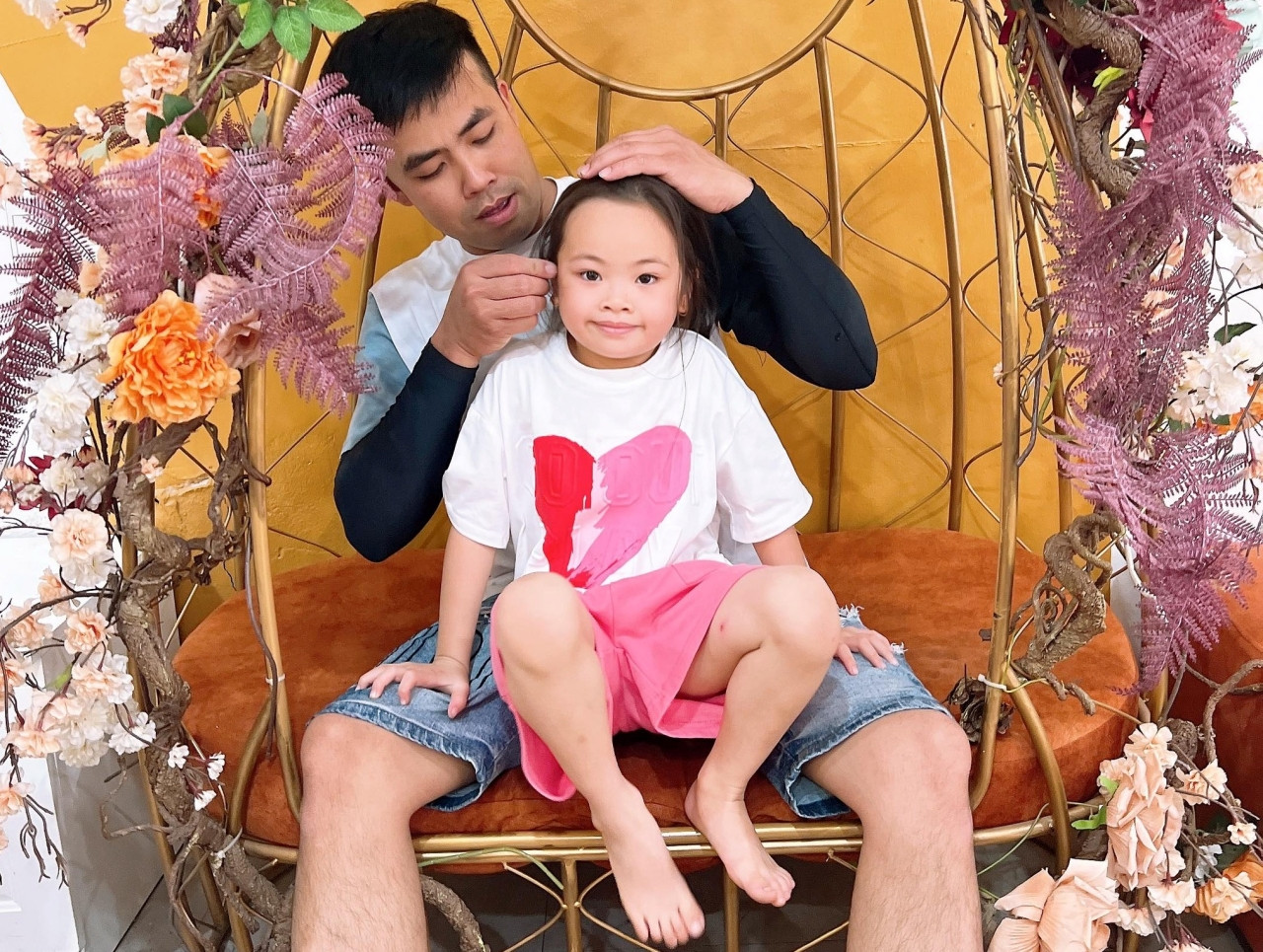 Ông bố Bắc Giang đi xuất khẩu lao động, con gái 7 tuổi khóc, giữ rịt ở sân bay-2