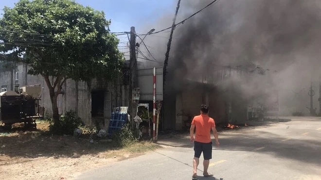 Cửa hàng vật liệu gia dụng ở Hà Tĩnh bốc cháy ngùn ngụt giữa trưa-1