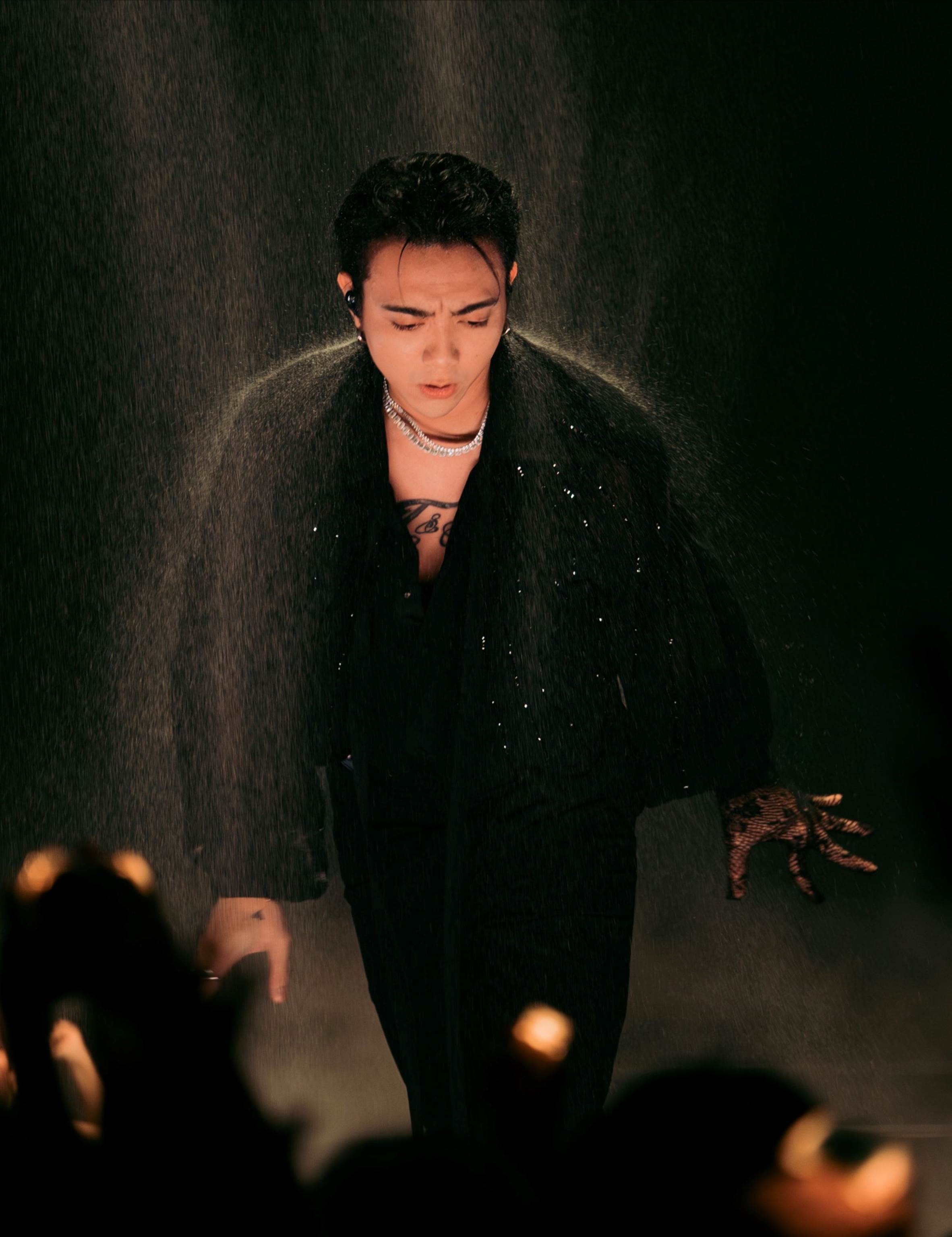 NSND Tự Long và Tuấn Hưng căng thẳng-5