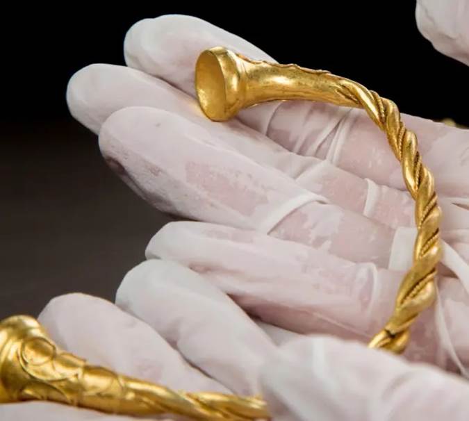 Dò kim loại, 2 người đàn ông tìm thấy kho báu toàn vàng-1