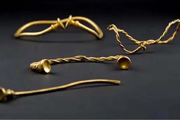 Hai cặp đôi lao vào đánh nhau vì tranh chỗ... chụp ảnh-1