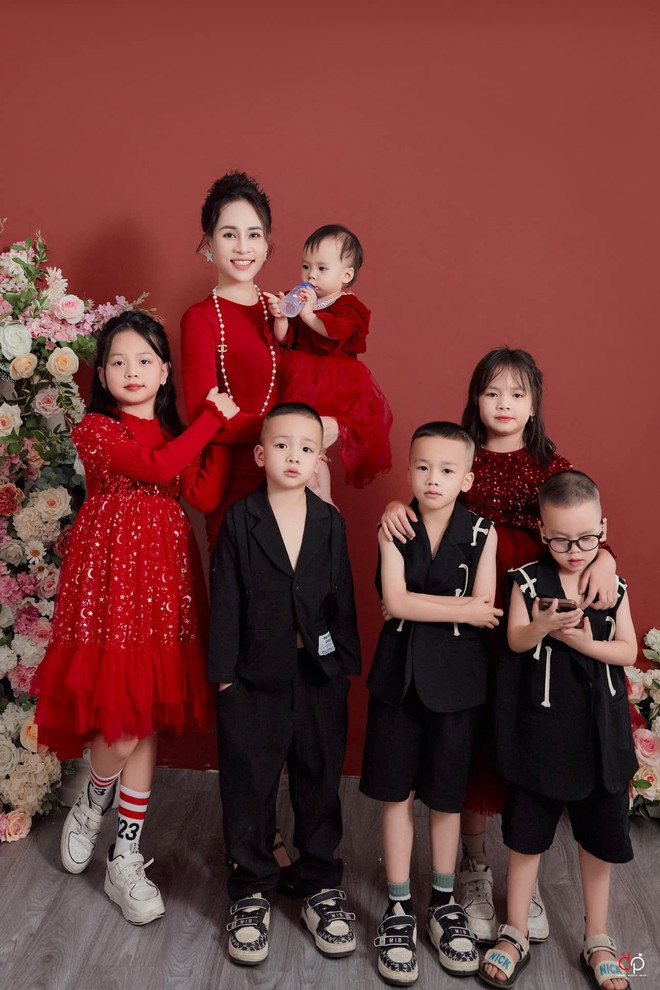 Sinh 6 con trong 8 năm, người mẹ Nghệ An kể chuyện dở khóc dở cười mỗi tối-3