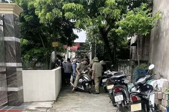 Thợ lái máy xúc mang dao chém 3 người thương vong