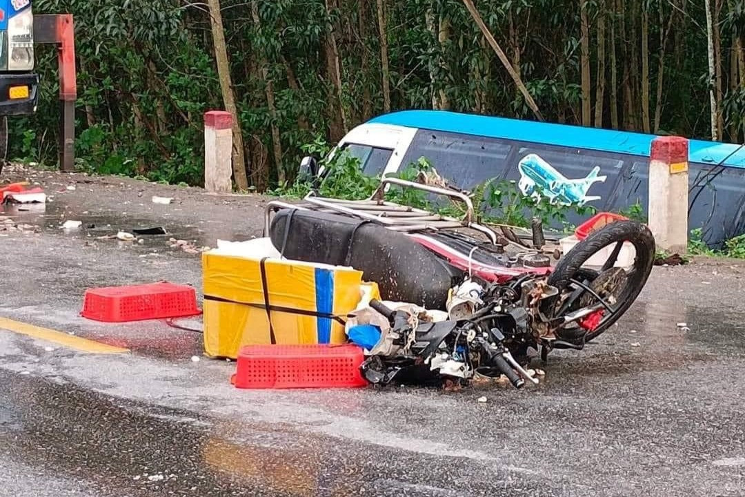 Ô tô khách bị lật xuống rìa quốc lộ sau tai nạn chết người-1