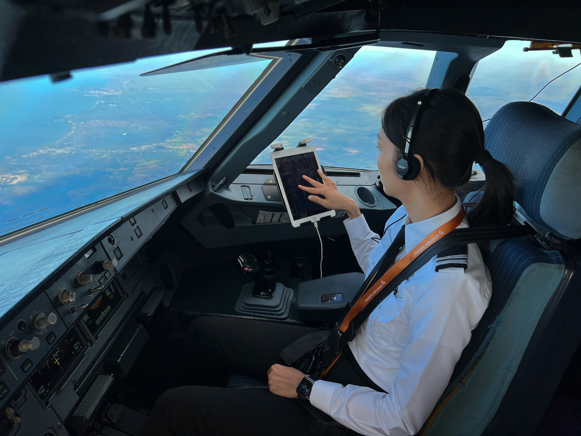 Nữ cơ phó Việt nhìn thấy sao băng từ buồng lái, tiết lộ đặc quyền của phi công-4