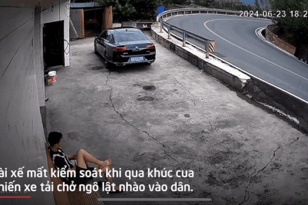 Clip: Lốc xoáy bụi bất ngờ xuất hiện tại xưởng cưa-1