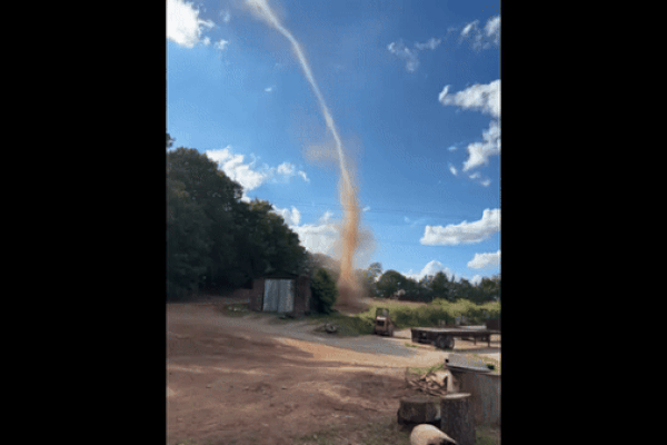 Khoảnh khắc lốc xoáy kinh hoàng khiến 80 người thương vong-1