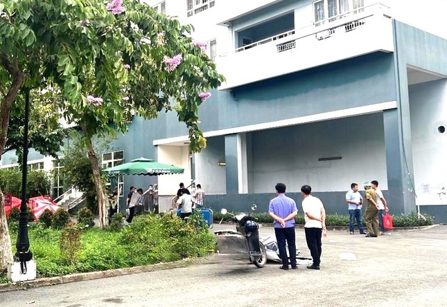 Nam sinh rơi từ tầng 7 kí túc xá Đại học quốc gia TPHCM-1