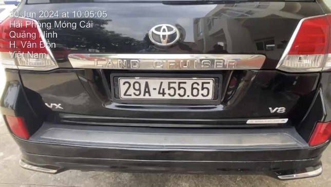 Xe Land Cruiser biển trắng hóa trang thành biển xanh trên cao tốc-1