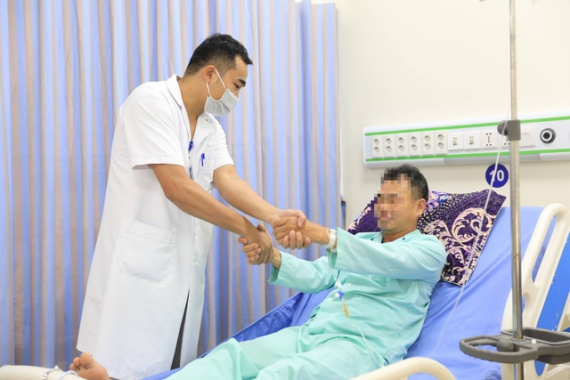 Đang làm việc trong phòng điều hòa, người đàn ông 54 tuổi ở Vĩnh Phúc phải đi cấp cứu trong tình trạng liệt nửa người-1