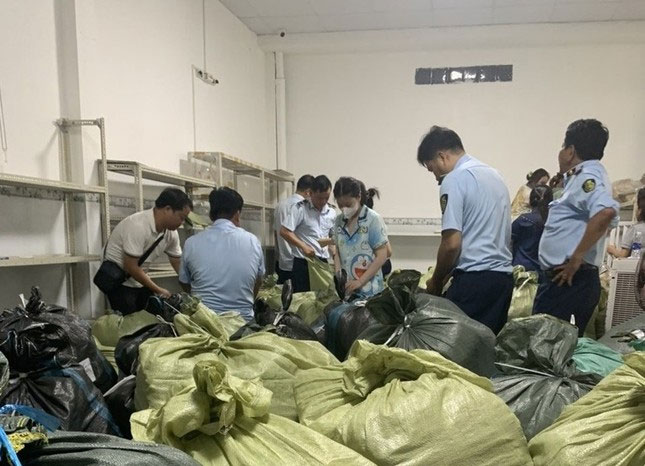 Kiểm tra đột xuất hộ chuyên livestream, tạm giữ 10 tấn hàng trị giá hơn 1 tỷ-1