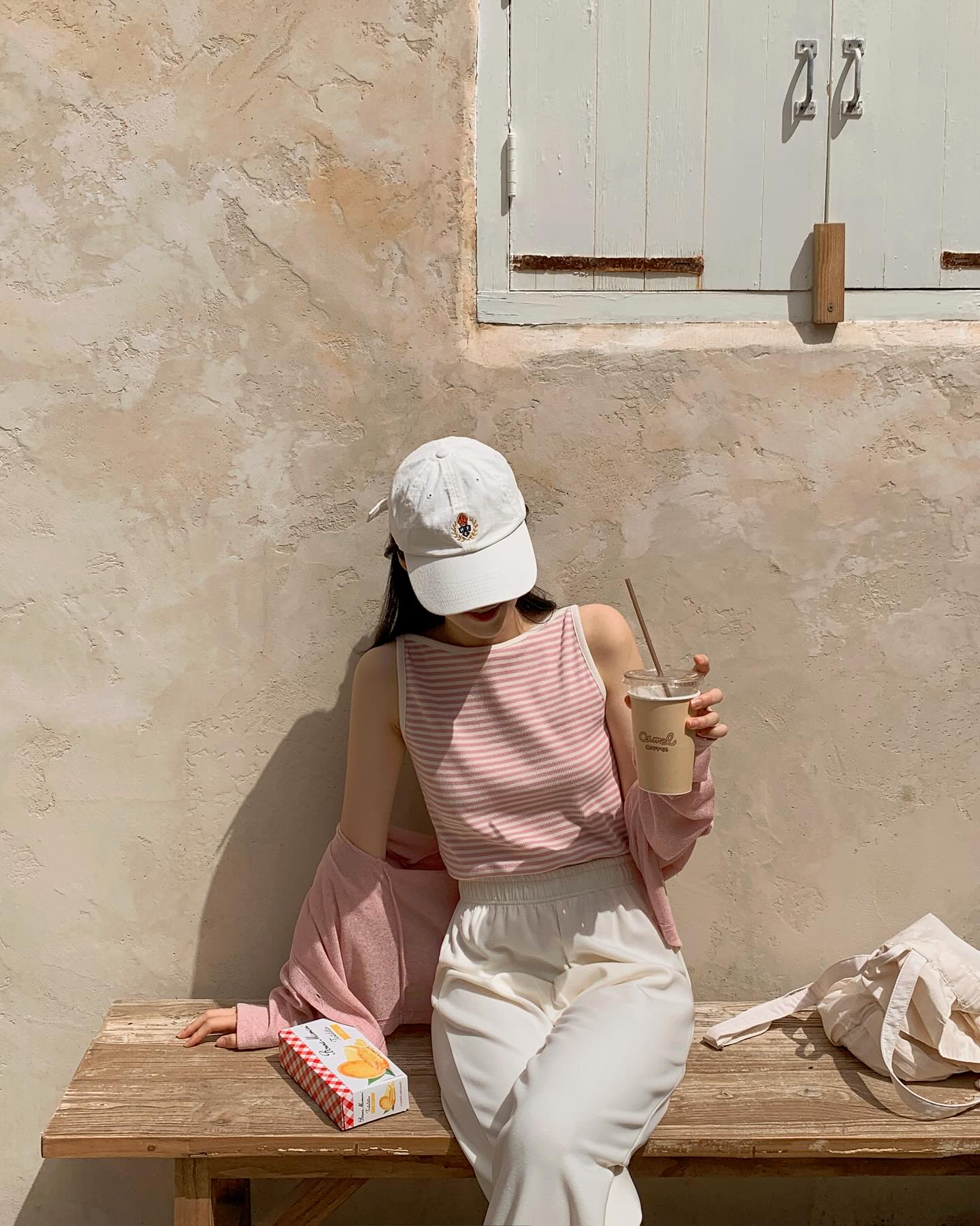 10 cách mặc áo hai dây siêu ăn ảnh cho chuyến du lịch mùa hè-10