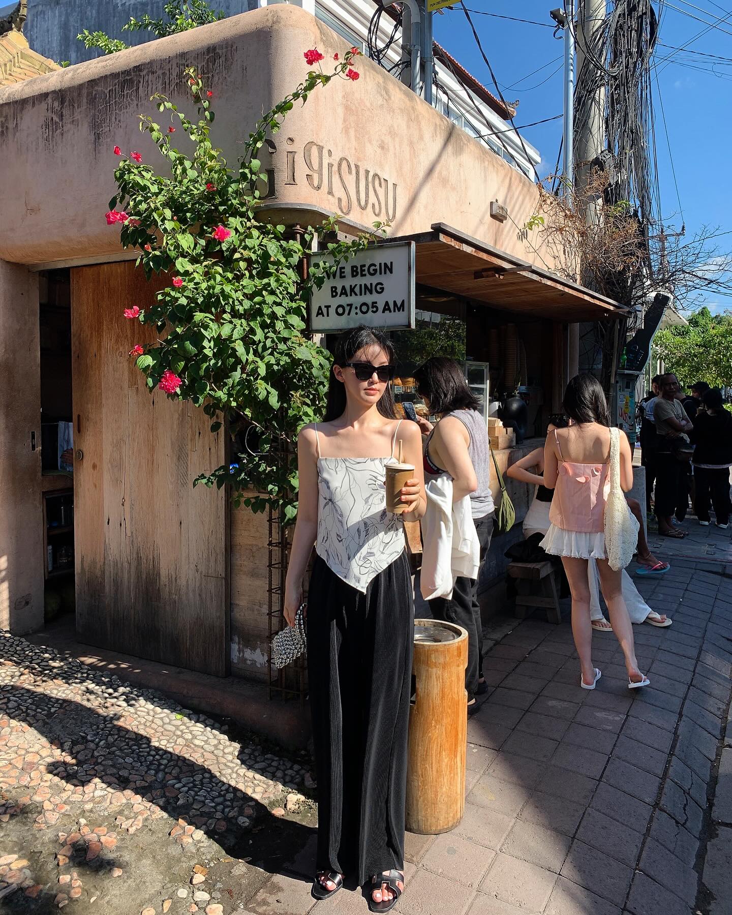 10 cách mặc áo hai dây siêu ăn ảnh cho chuyến du lịch mùa hè-9