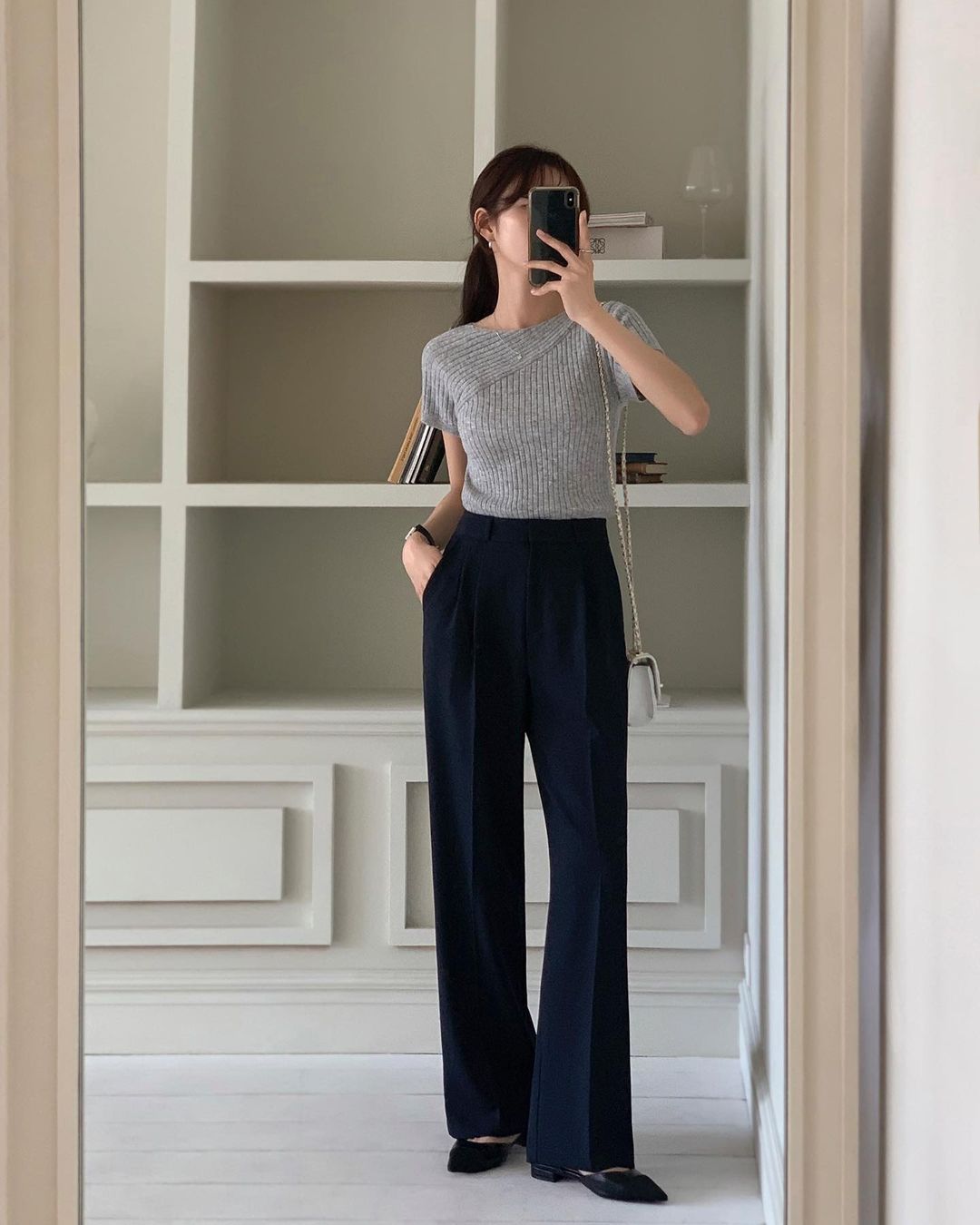 5 bộ đôi màu sắc giúp bạn ghi điểm thanh lịch, trẻ trung khi diện quần âu đen-10