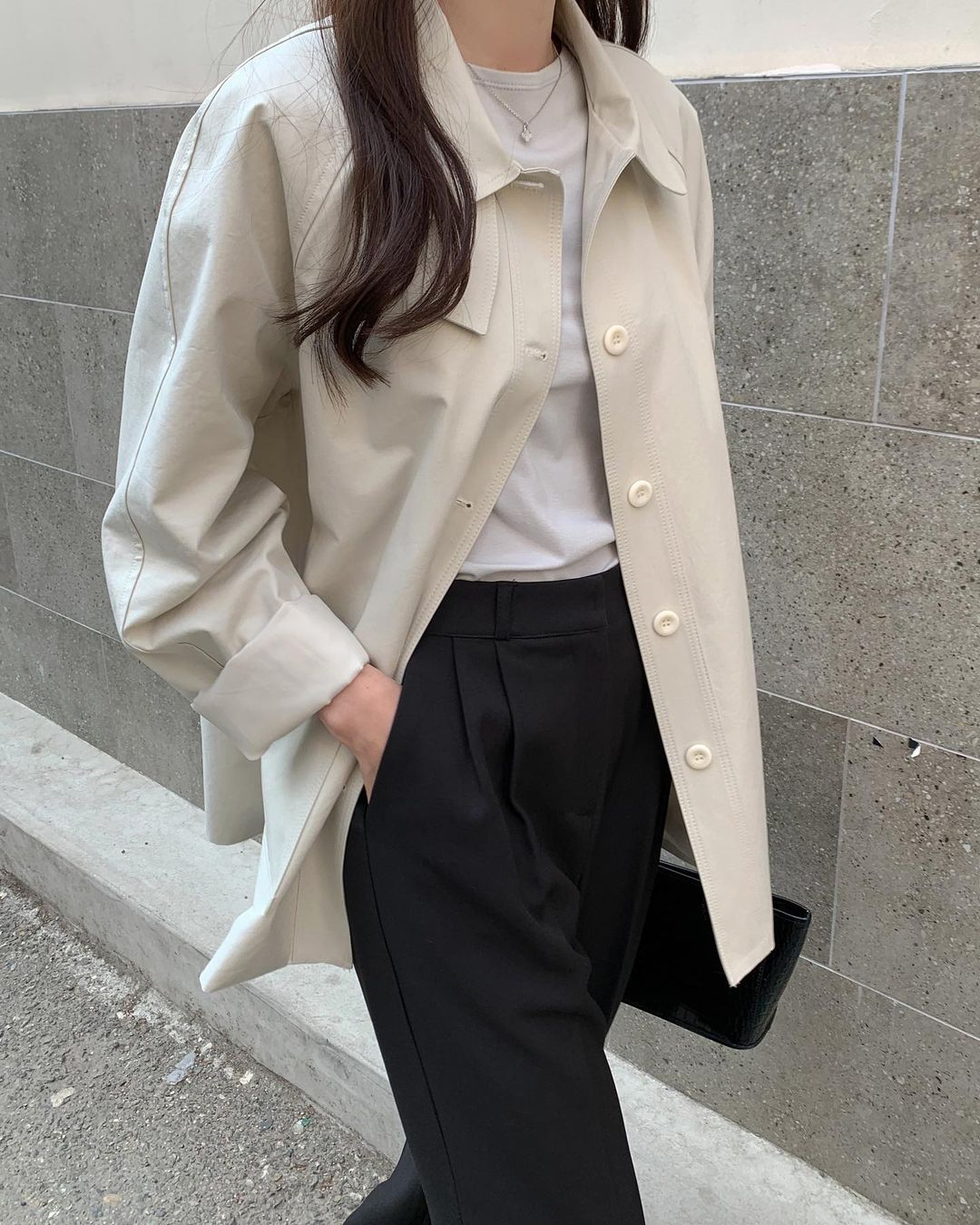 5 bộ đôi màu sắc giúp bạn ghi điểm thanh lịch, trẻ trung khi diện quần âu đen-11