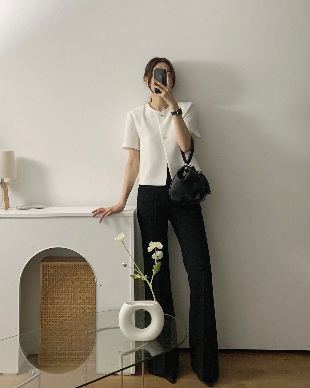 5 bộ đôi màu sắc giúp bạn ghi điểm thanh lịch, trẻ trung khi diện quần âu đen-2