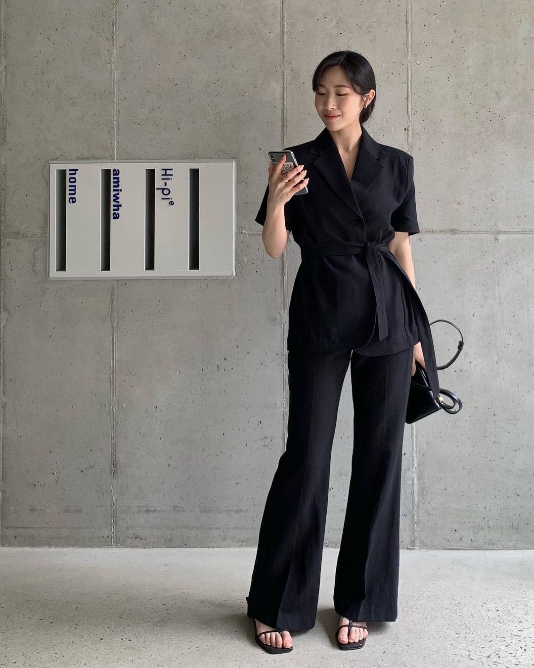 5 bộ đôi màu sắc giúp bạn ghi điểm thanh lịch, trẻ trung khi diện quần âu đen-4