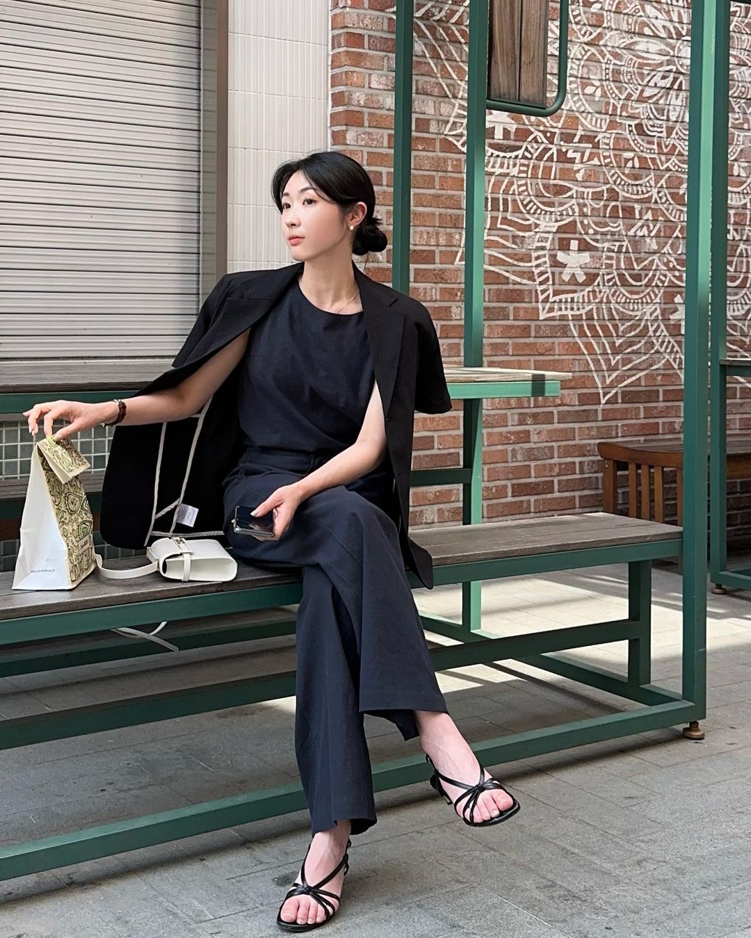 5 bộ đôi màu sắc giúp bạn ghi điểm thanh lịch, trẻ trung khi diện quần âu đen-5