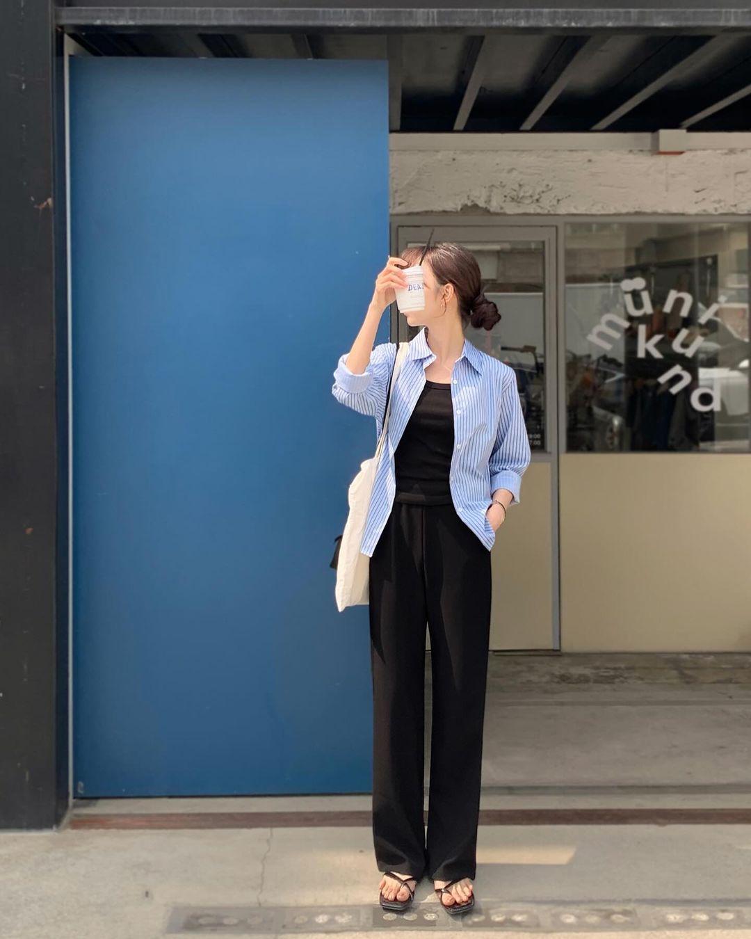 5 bộ đôi màu sắc giúp bạn ghi điểm thanh lịch, trẻ trung khi diện quần âu đen-6