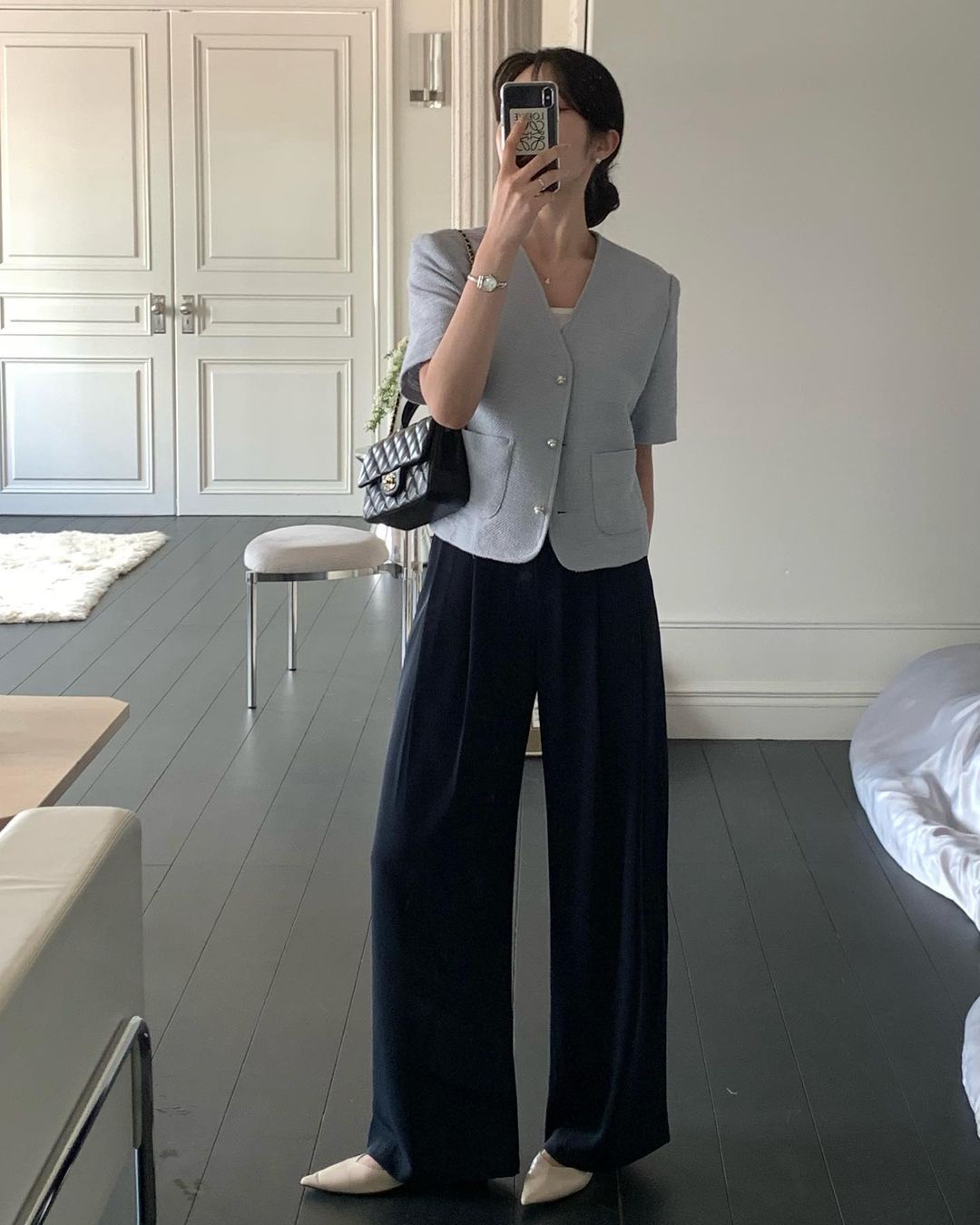 5 bộ đôi màu sắc giúp bạn ghi điểm thanh lịch, trẻ trung khi diện quần âu đen-7